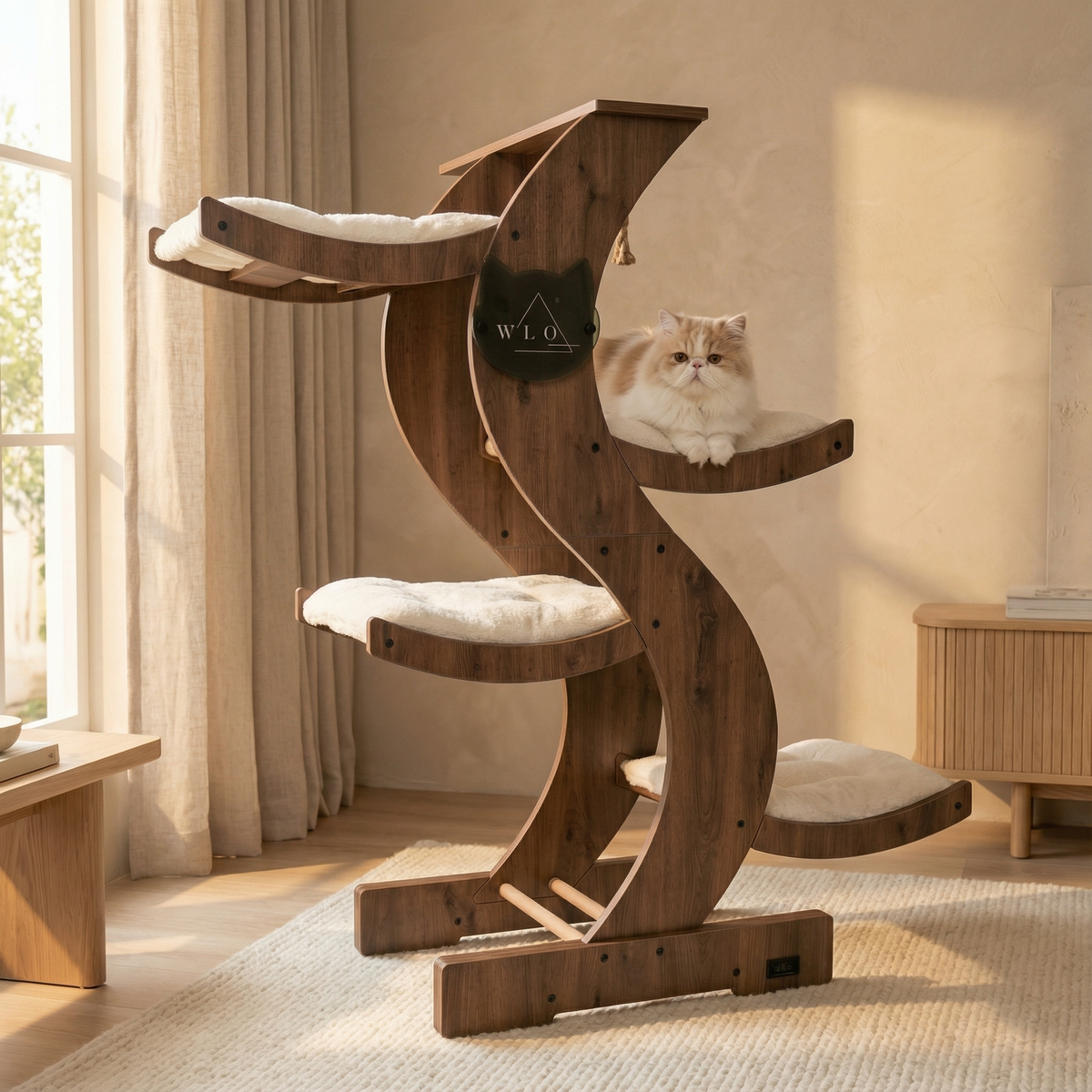 wooden cat tree에 고양이가 앉아 있는 모습, 자연광이 들어오는 방